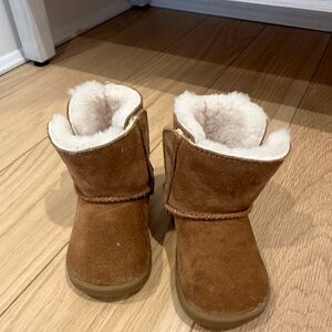 Chestnut Uggs size 4/5